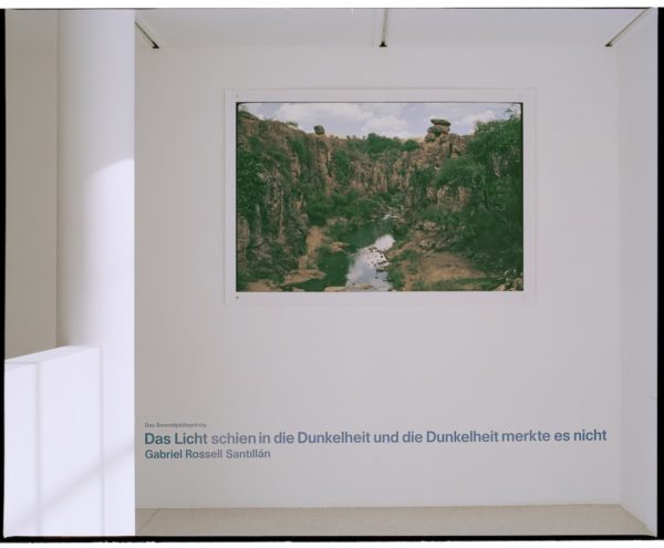 ›DAS LICHT SCHIEN IN DIE DUNKELHEIT UND DIE DUNKELHEIT MERKTE ES NICHT‹ Gabriel Rossell Santillán